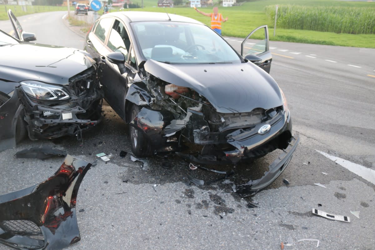 Heftiger Crash in Appenzell - Vier Personen müssen ins Spital gebracht werden!