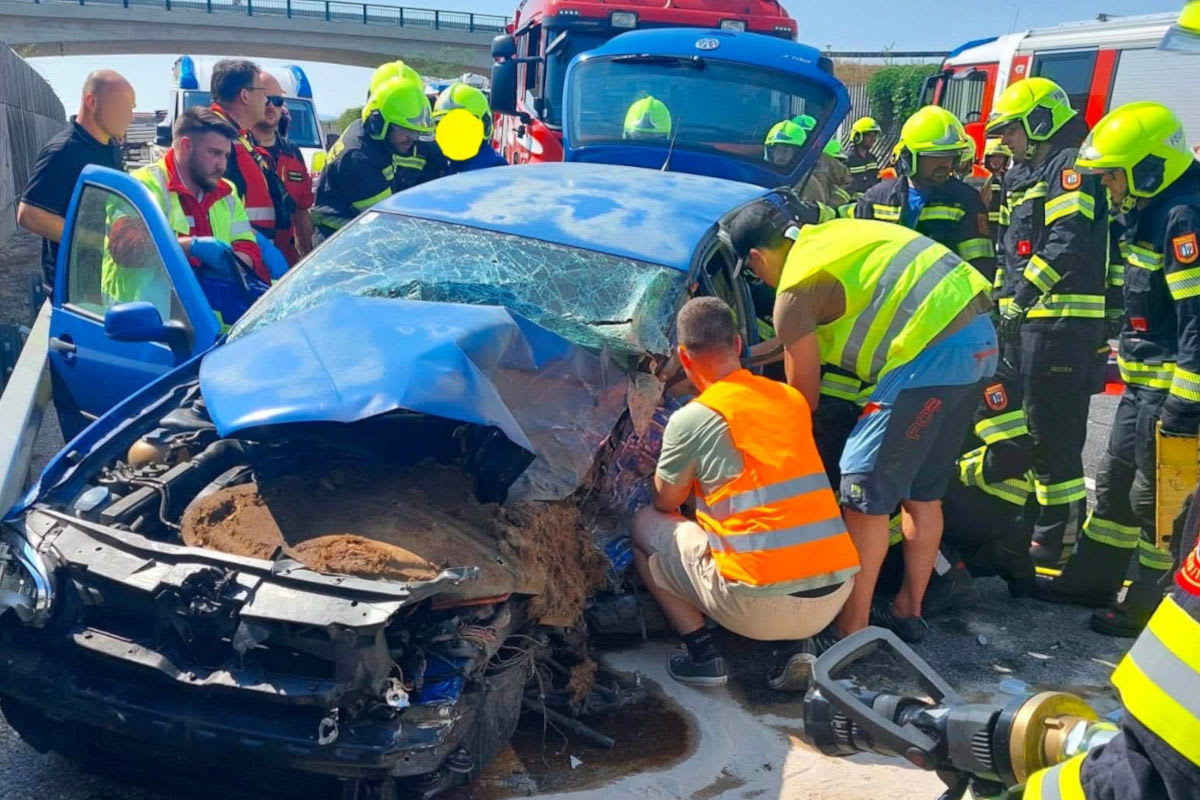 Sollenau – Schwerer Unfall zwischen Auto und Lastwagen auf B17