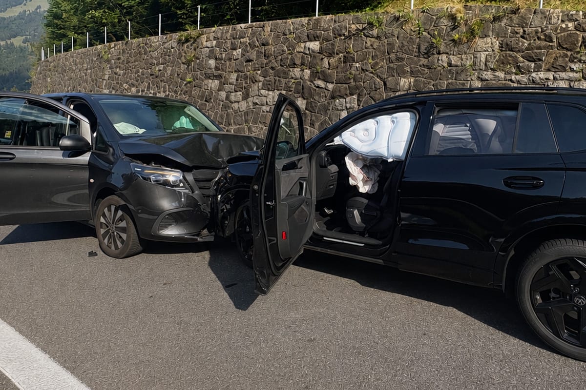 Lungern OW – Zwei Verletzte bei Frontalkollision zwischen Autos