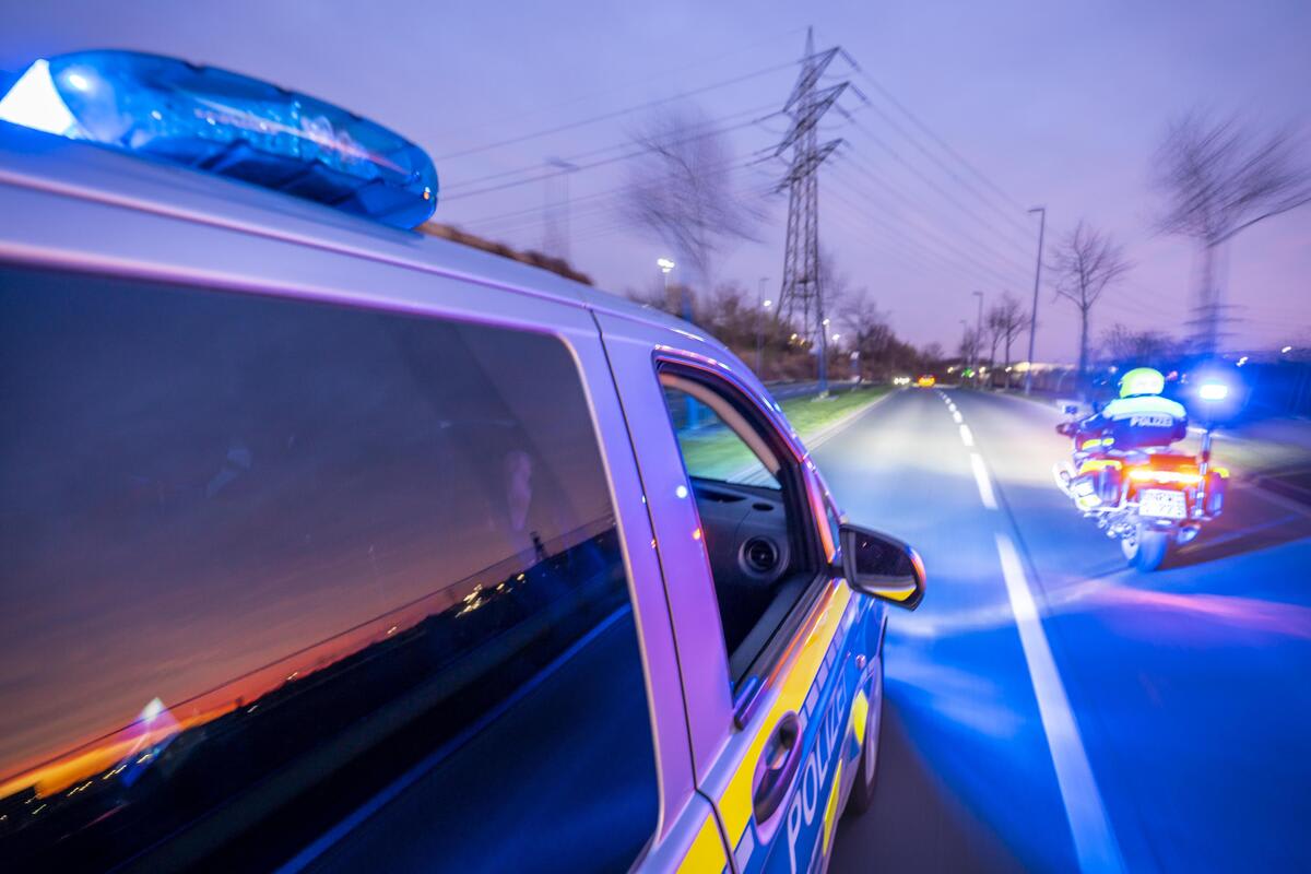 Duisburg – Minderjährige werfen Ast auf Autobahn