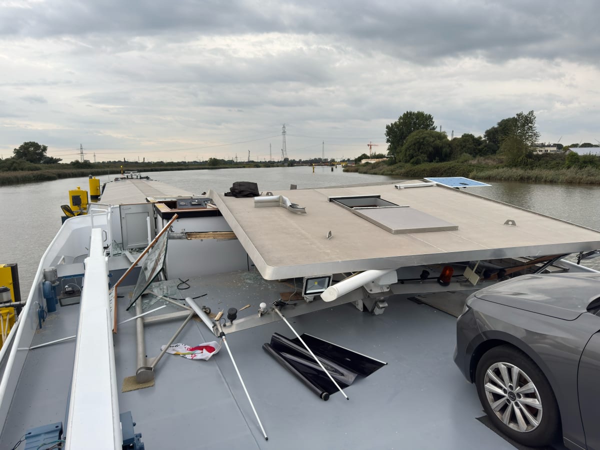Elsfleth – Binnenschiff kollidiert mit Eisenbahnbrücke