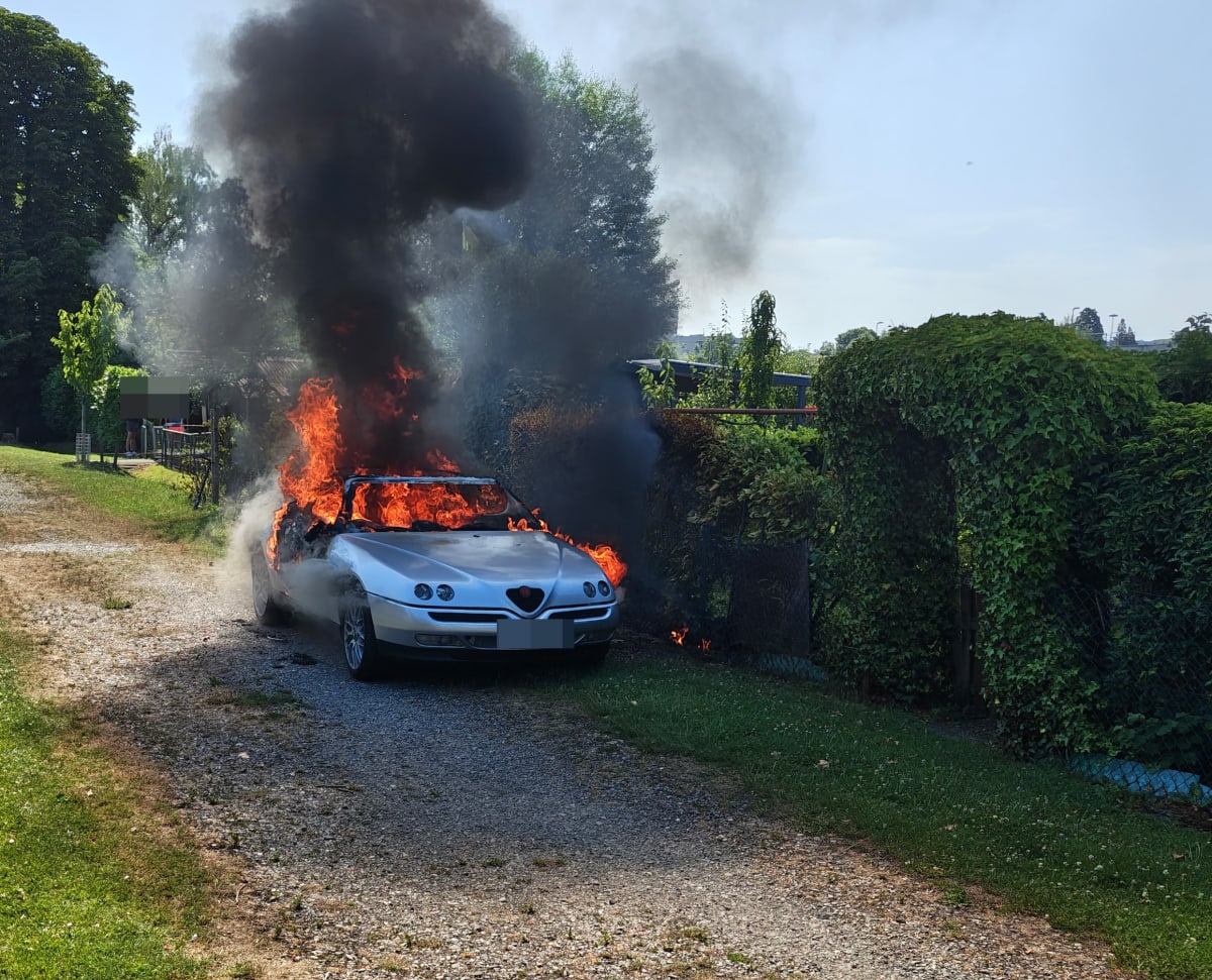 Kreuzlingen TG – Auto und Hecke in Brand geraten