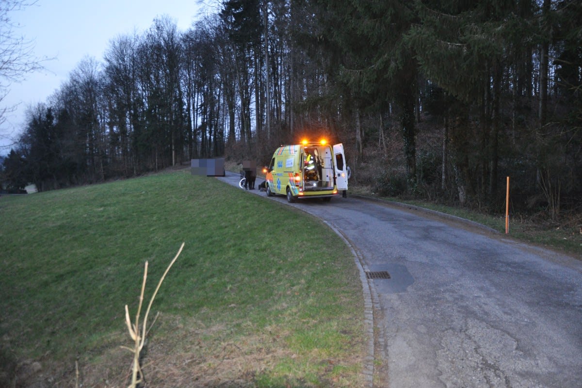 Lohn-Ammannsegg SO - Fahrradlenkerin weicht Audi aus und verletzt sich - Auto fährt einfach weiter