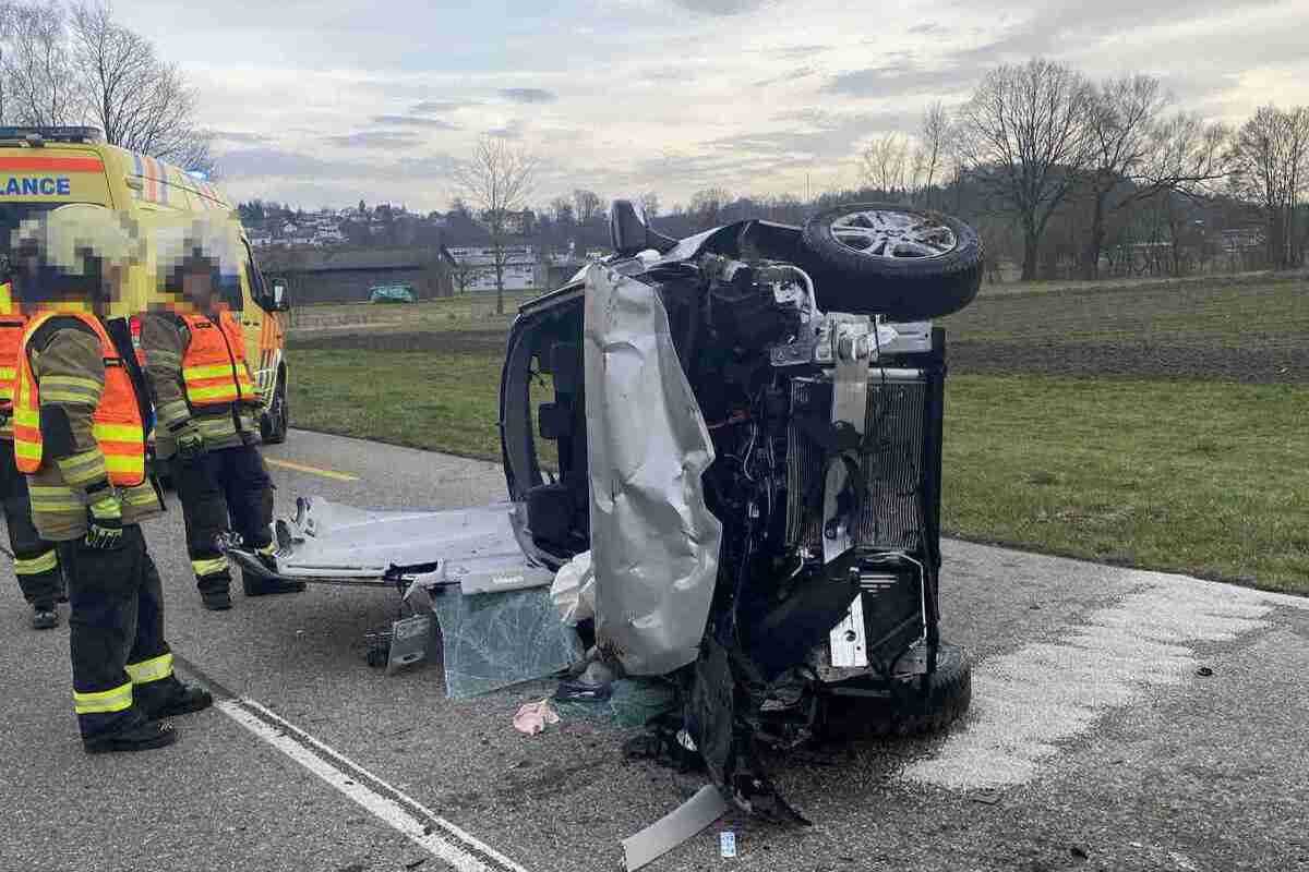Kestenholz SO - Auto überschlägt sich bei Unfall - Oensingerstrasse gesperrt