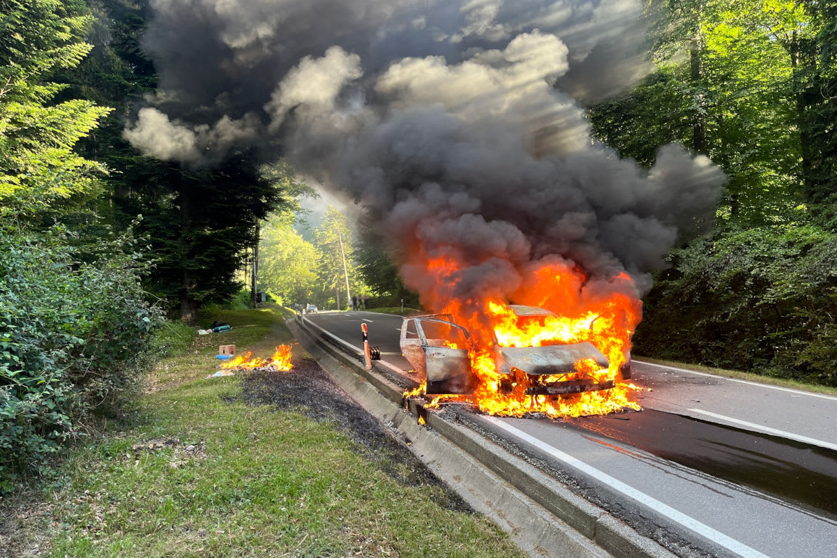 Maienfeld GR – Auto geht während der Fahrt in Flammen auf