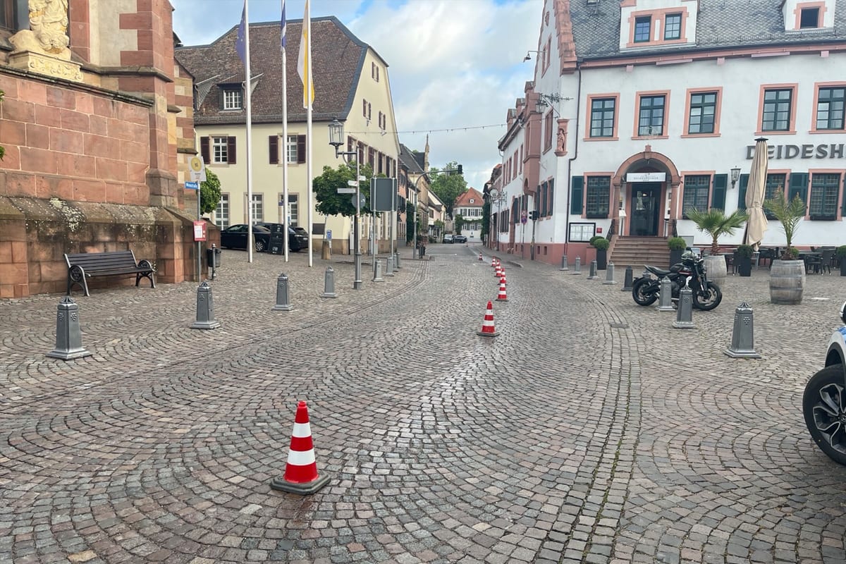 Deidesheim – Motorradfahrer und Fahrradfahrer stürzen wegen Ölspur