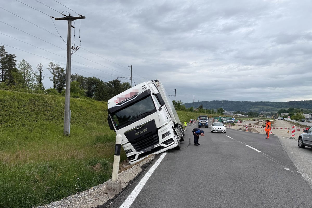 Döttingen AG – Lastwagen landet bei Unfall im Strassengraben