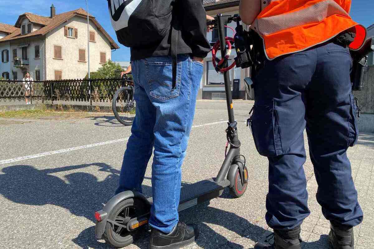 Cham ZG – E-Trottinetts und E-Roller bei Kontrolle sichergestellt