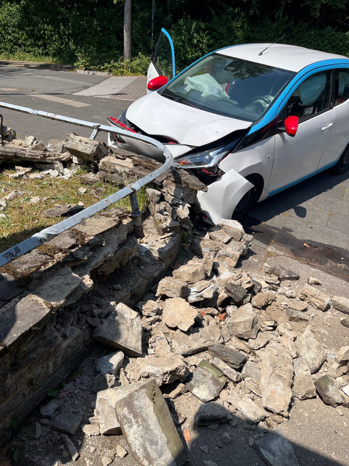 Bergisch Gladbach – Fahrerin bei Alleinunfall schwer verletzt