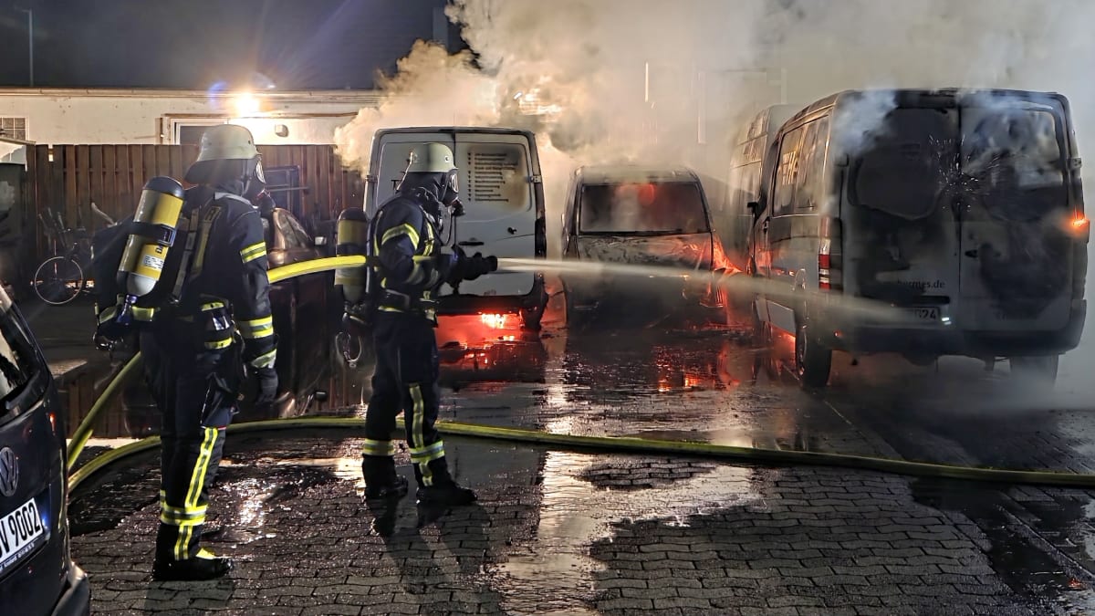 Celle – Vier Kleintransporter bei Brand zerstört