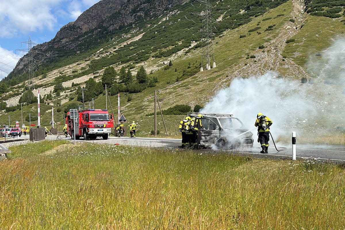 Pontresina GR – Auto auf Berninapass vollständig ausgebrannt