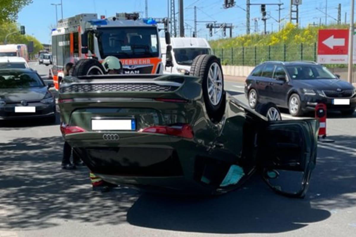Erfurt – Auto überschlägt sich nach Kollision mit Baum