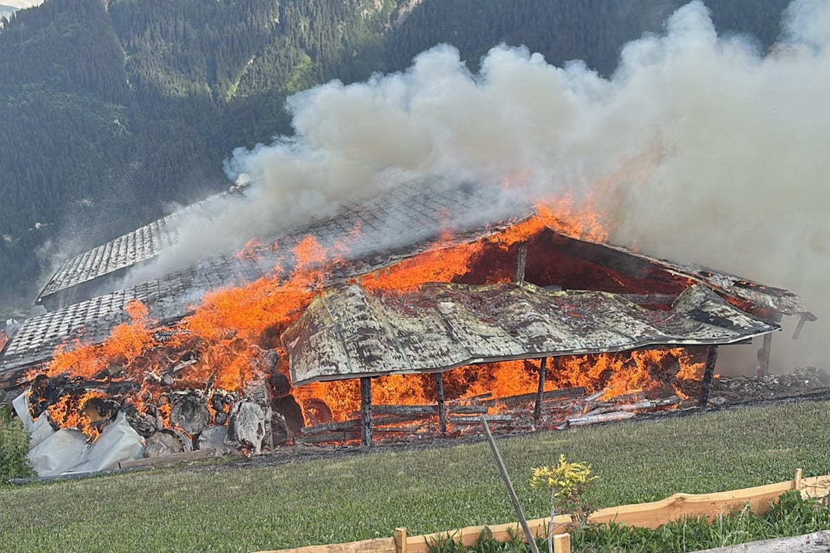 Tschappina GR – Brand von Schuppen greift auf Wohnhaus über