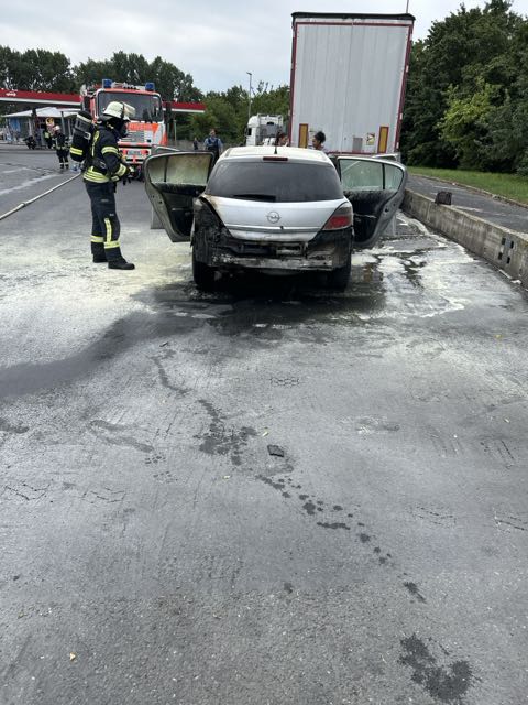 Wiesbaden – Auto bei Rastanlage auf A3 ausgebrannt