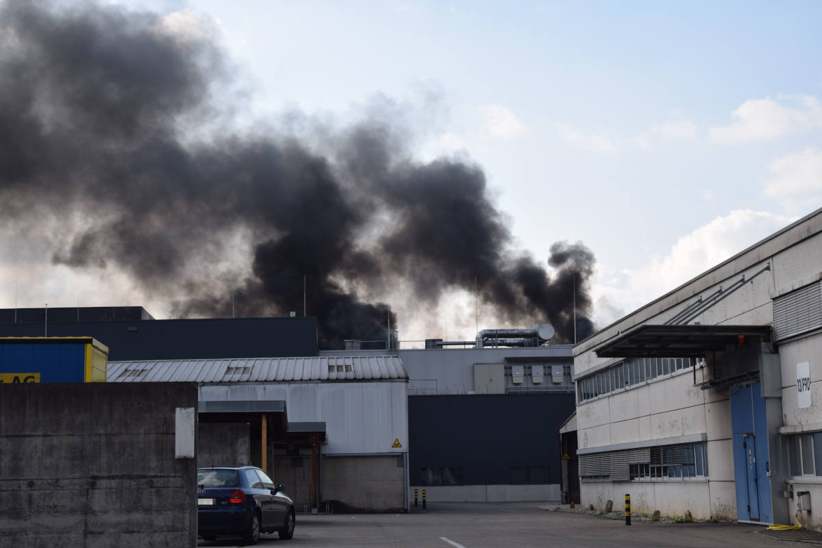 Breitenbach SO – Brand in Industriebetrieb erfordert grosses Aufgebot an Einsatzkräften