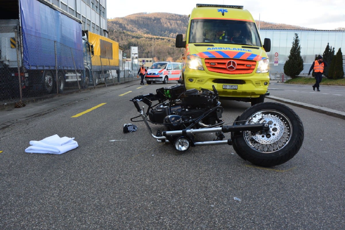 Olten SO - Motorradlenker ohne Helm bei Selbstunfall schwer verletzt     