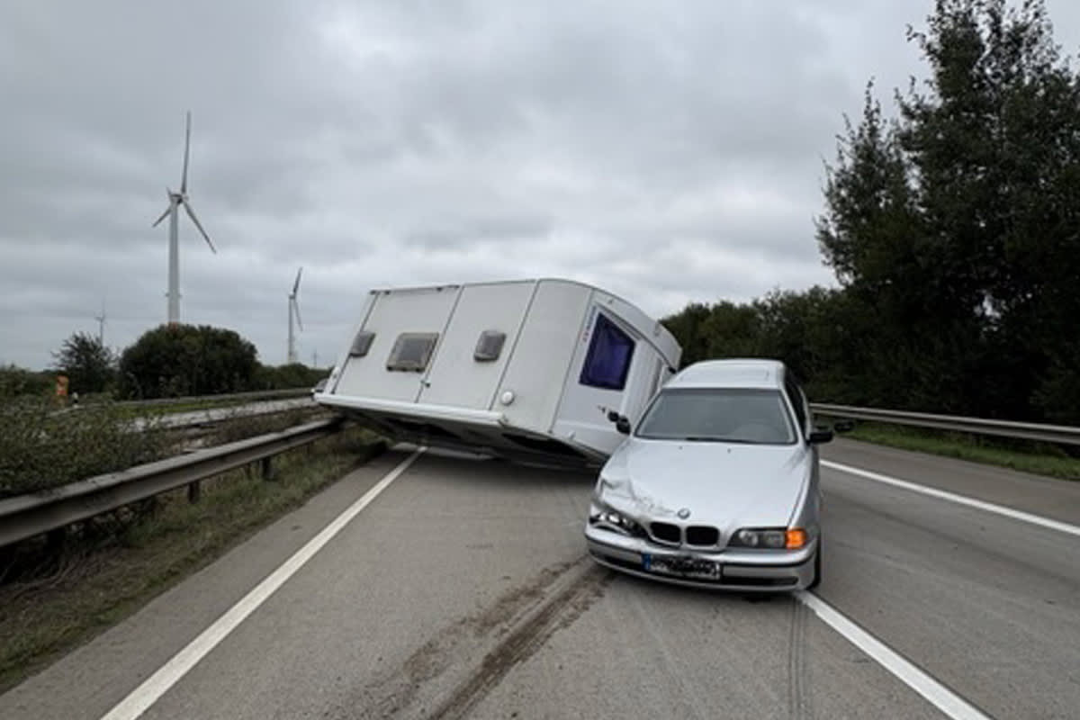 A27 Bremerhaven HB – Unfall von Wohnanhänger-Gespann