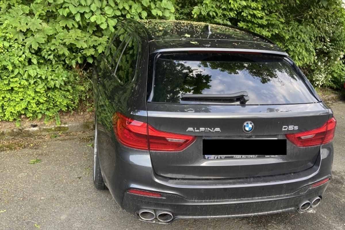 Kurioser Unfall in Großalmerode - 73-Jährige verwechselt Fahrstufen beim Automatikauto und landet gegen Baum