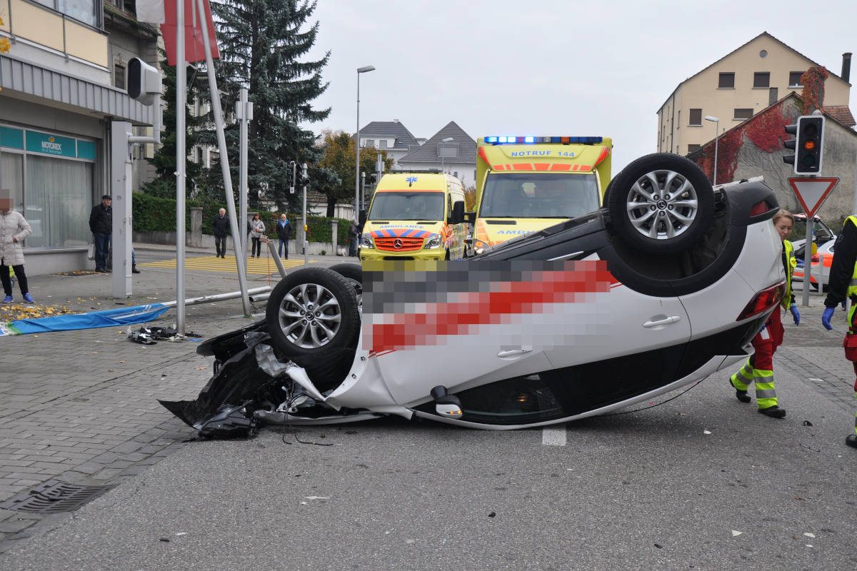 Unfall Grenchen SO - Automobilistin prallt in Lichtsignalanlage