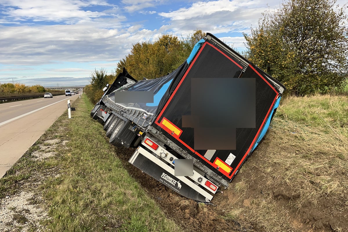 A71 Höhe Erfurter Kreuz - Sattelzug landet bei Unfall im Straßengraben