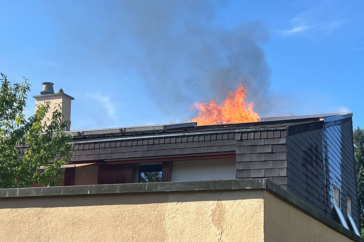 Reinach BL – Dach von Einfamilienhaus in Brand