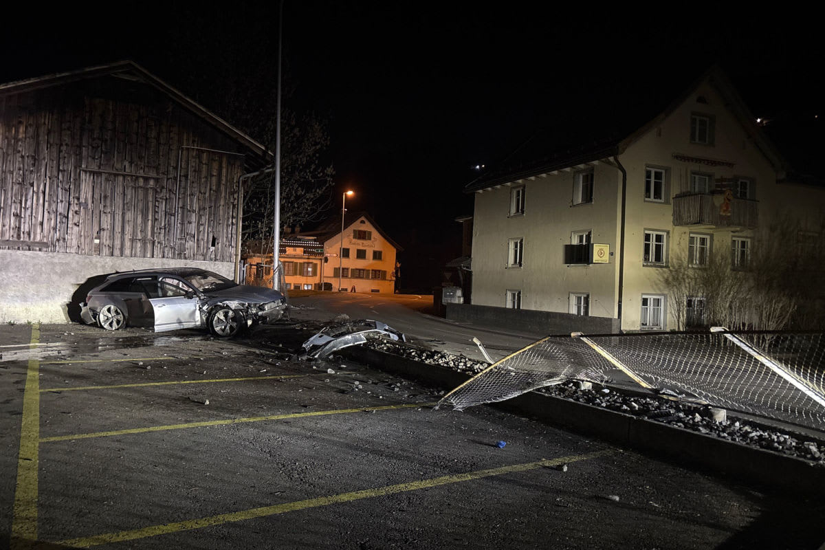 Unfall in Näfels GL – Auto prallt gegen mehrfach gegen Mauer