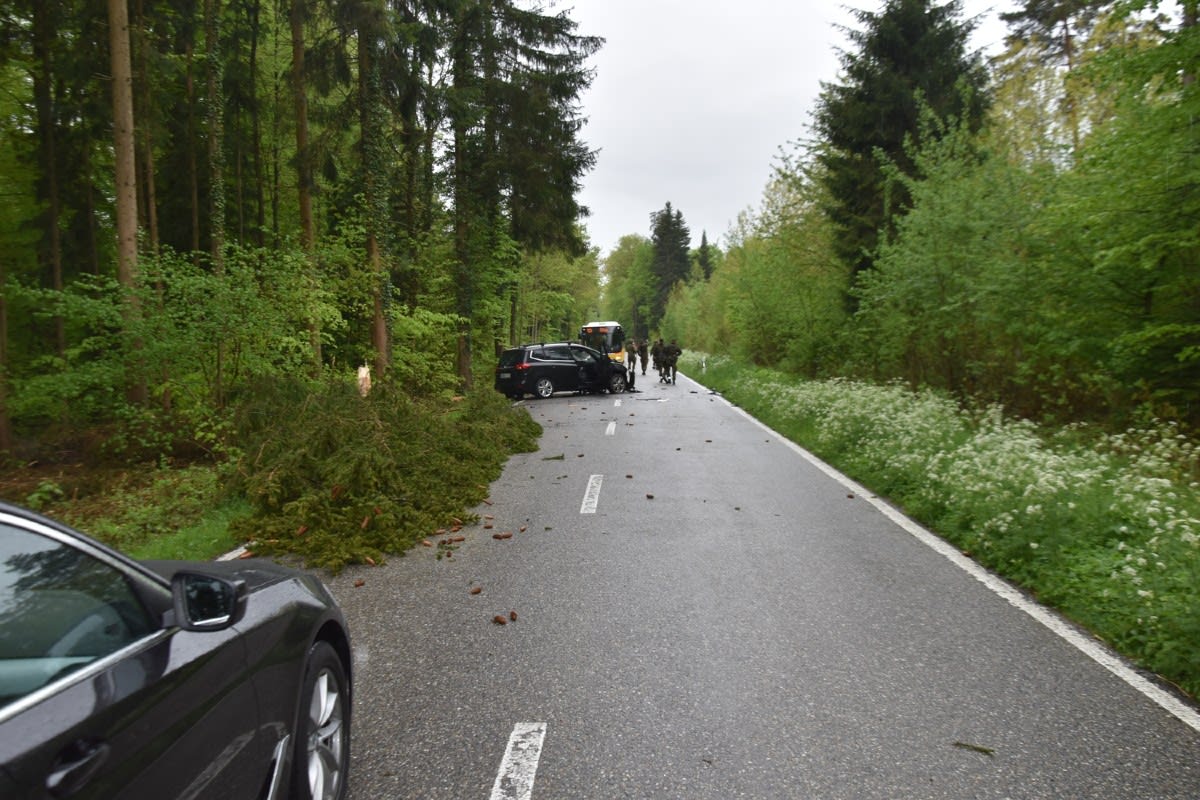 Boningen SO - Auto kollidiert mit Baum