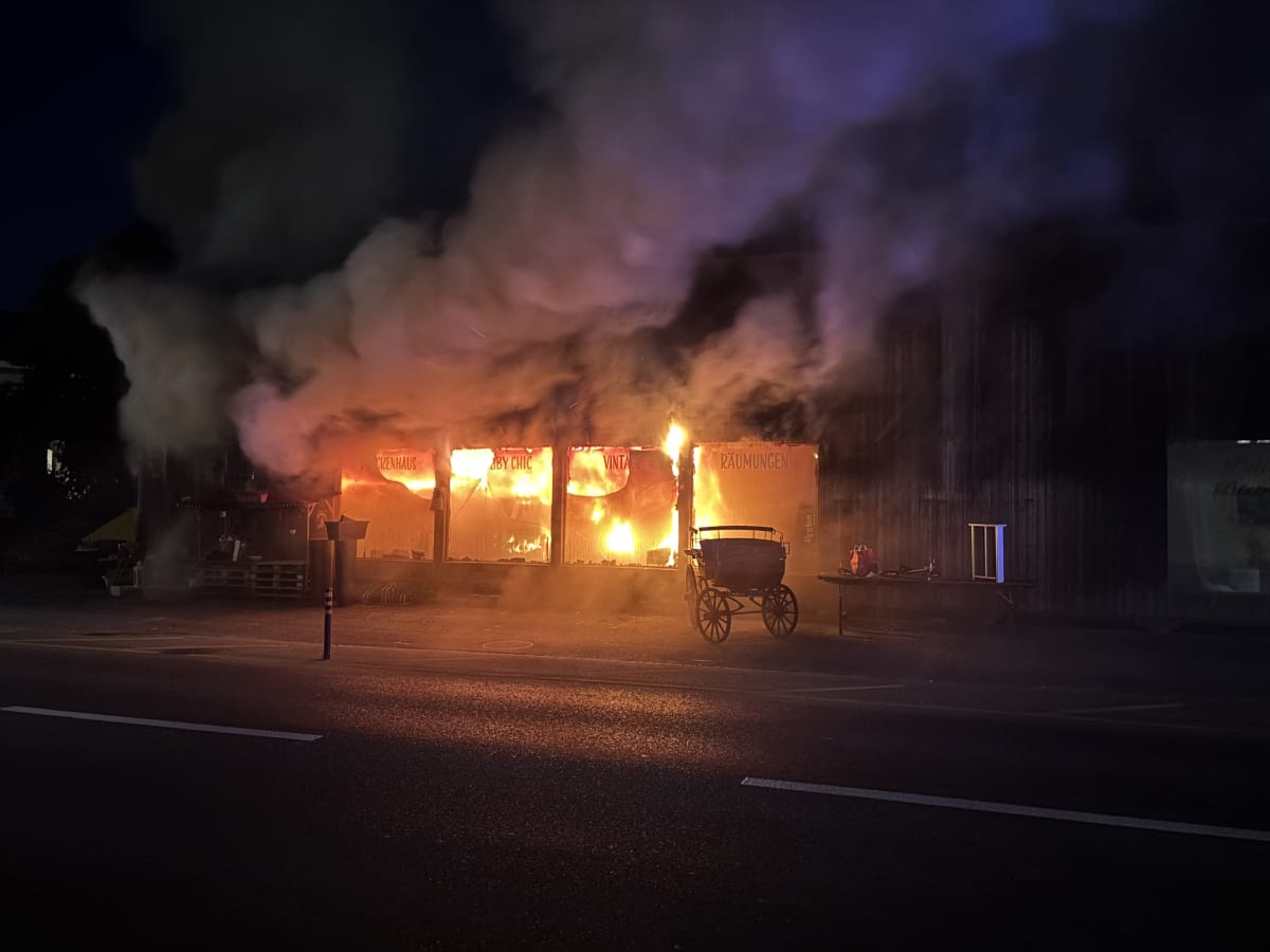 Studen BE – Grossbrand zerstört Geschäft