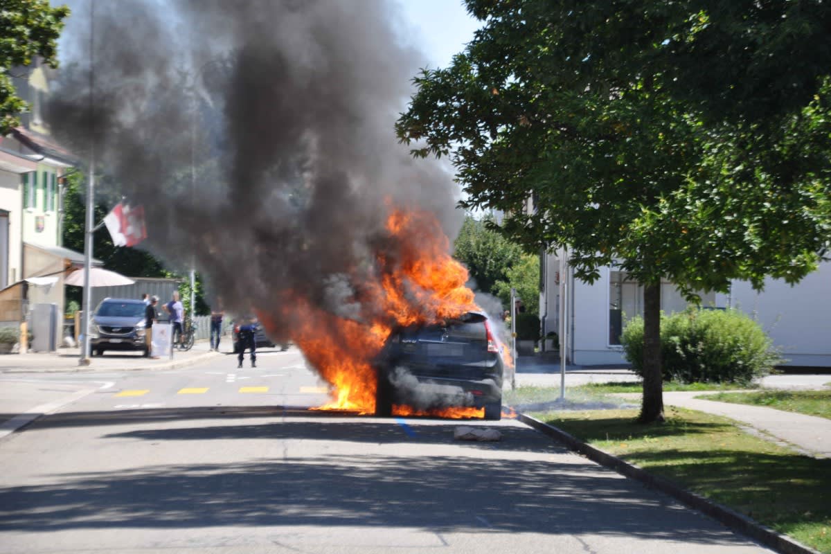 Horrorszenario in Luterbach SO - Auto gerät während der Fahrt in Brand!