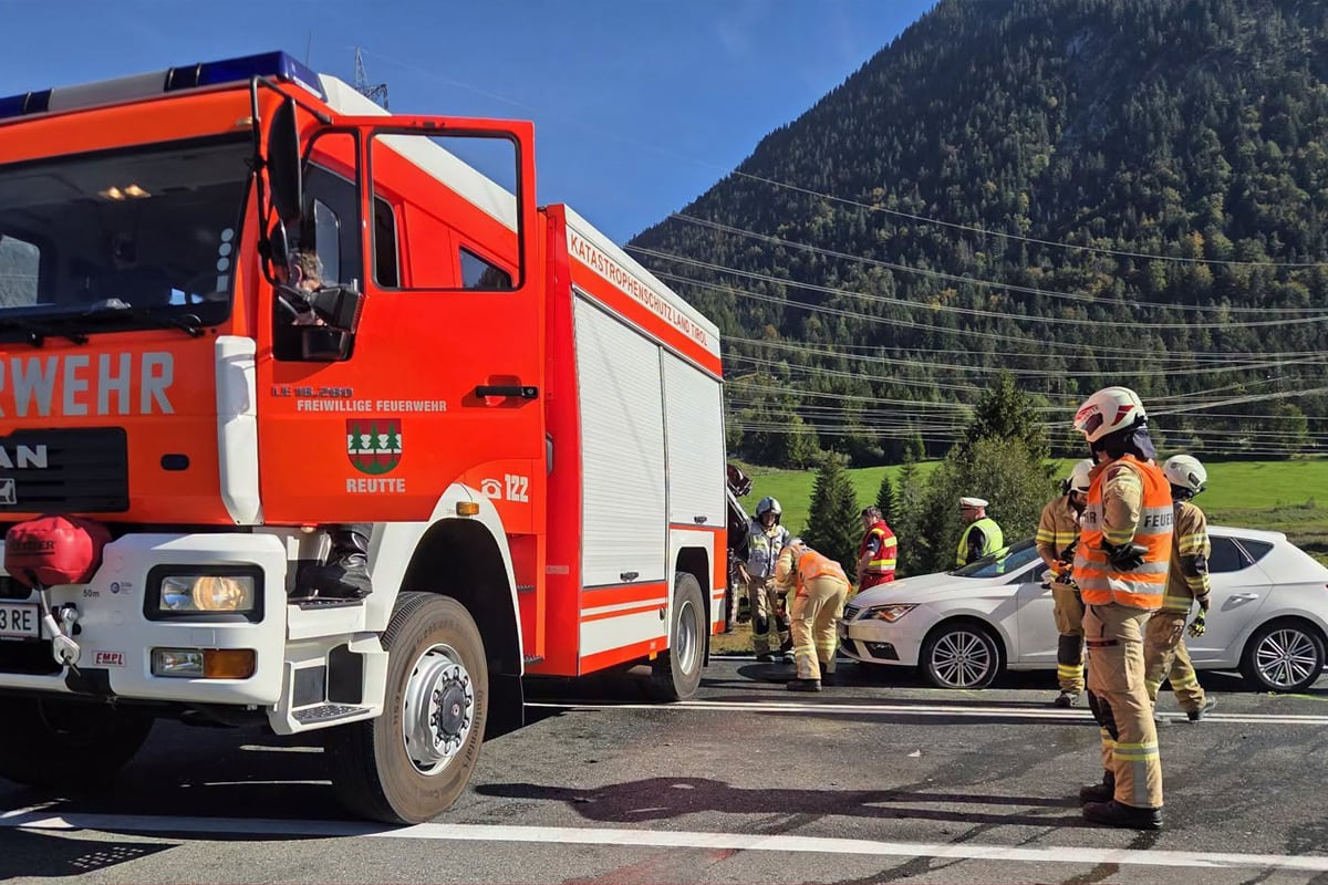 Reutte – Autofahrer (77) stirbt nach frontaler Kollision mit Lkw
