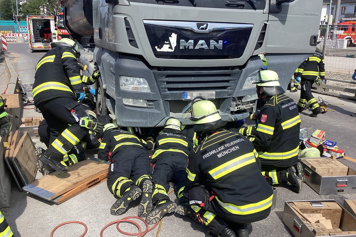 München – Radfahrerin von Lkw erfasst und schwer verletzt