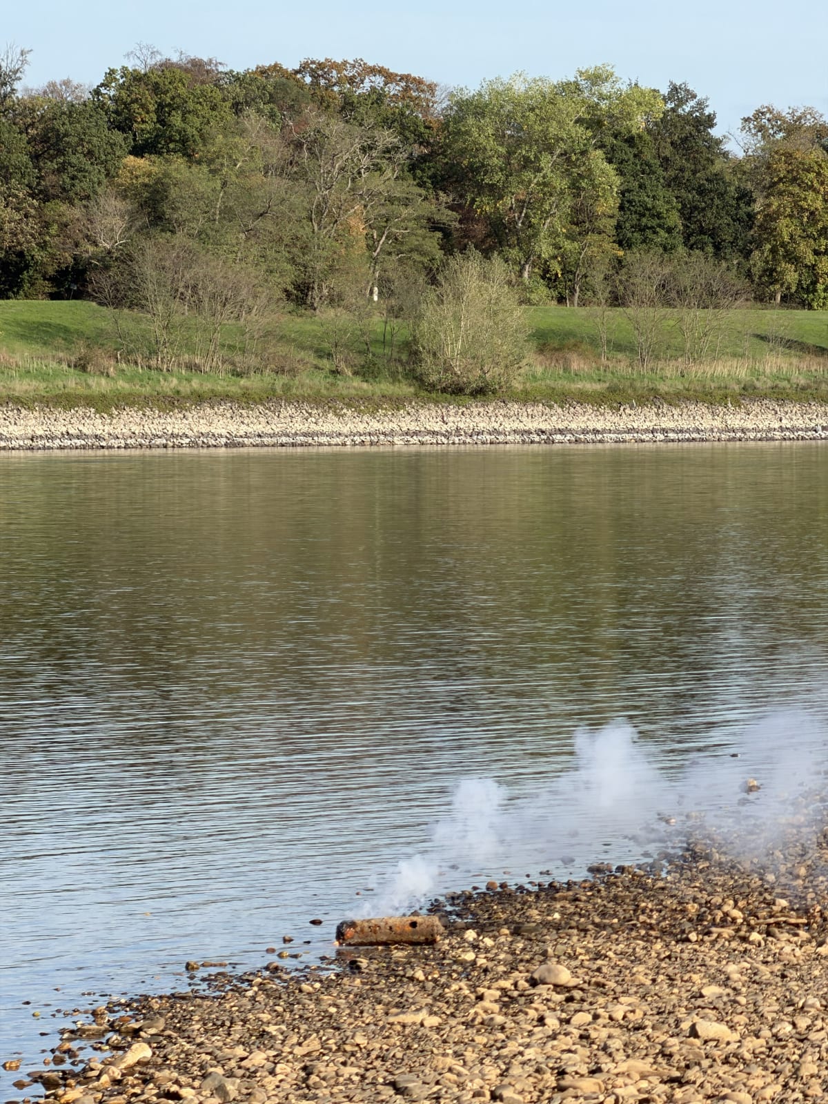 Neuss – Phosphor-Brandbombe am Rheinufer entzündet sich