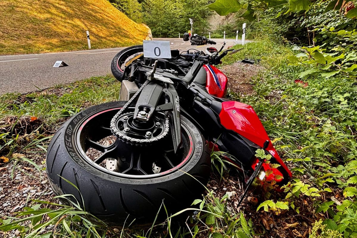 Steg im Tösstal ZH – Zwei Töfffahrer bei Unfall verletzt