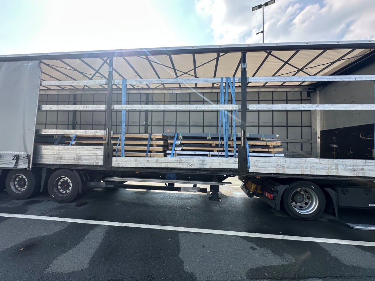 Hagen – Polizei stoppt Lkw wegen mangelhaft gesicherter Ladung