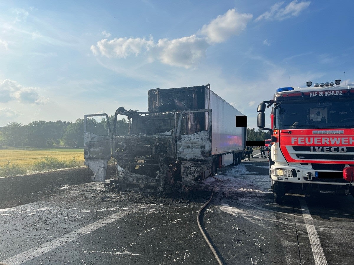 Dittersdorf – Fahrer nach Brand von Sattelzug auf A9 verletzt
