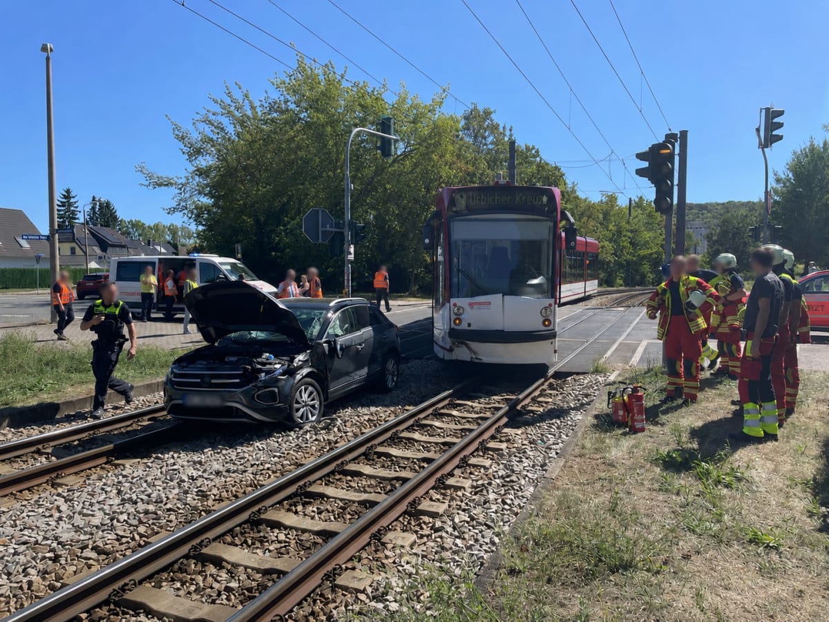 Erfurt – Straßenbahn entgleist nach Unfall mit Auto