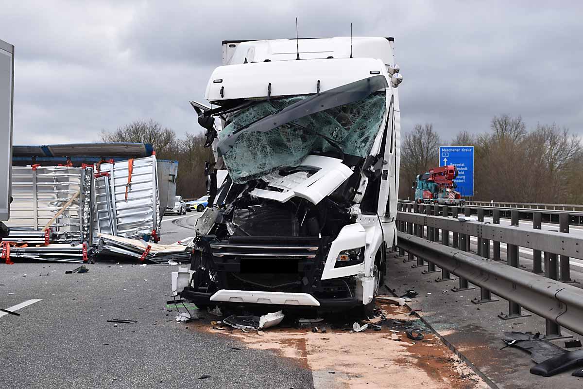 Fleestedt - Schwerer Lkw-Unfall auf der Autobahn