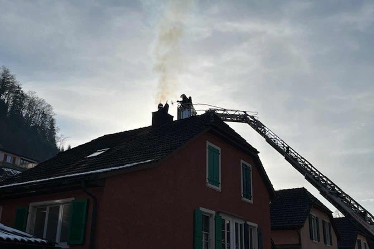 Saint-Ursanne JU – Feuerwehr löscht Brand von Kamin