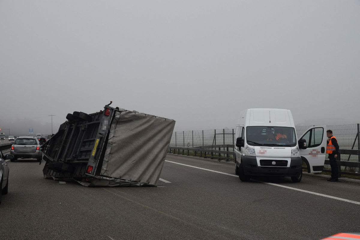 A1/Härkingen SO - Lieferwagenanhänger umgekippt