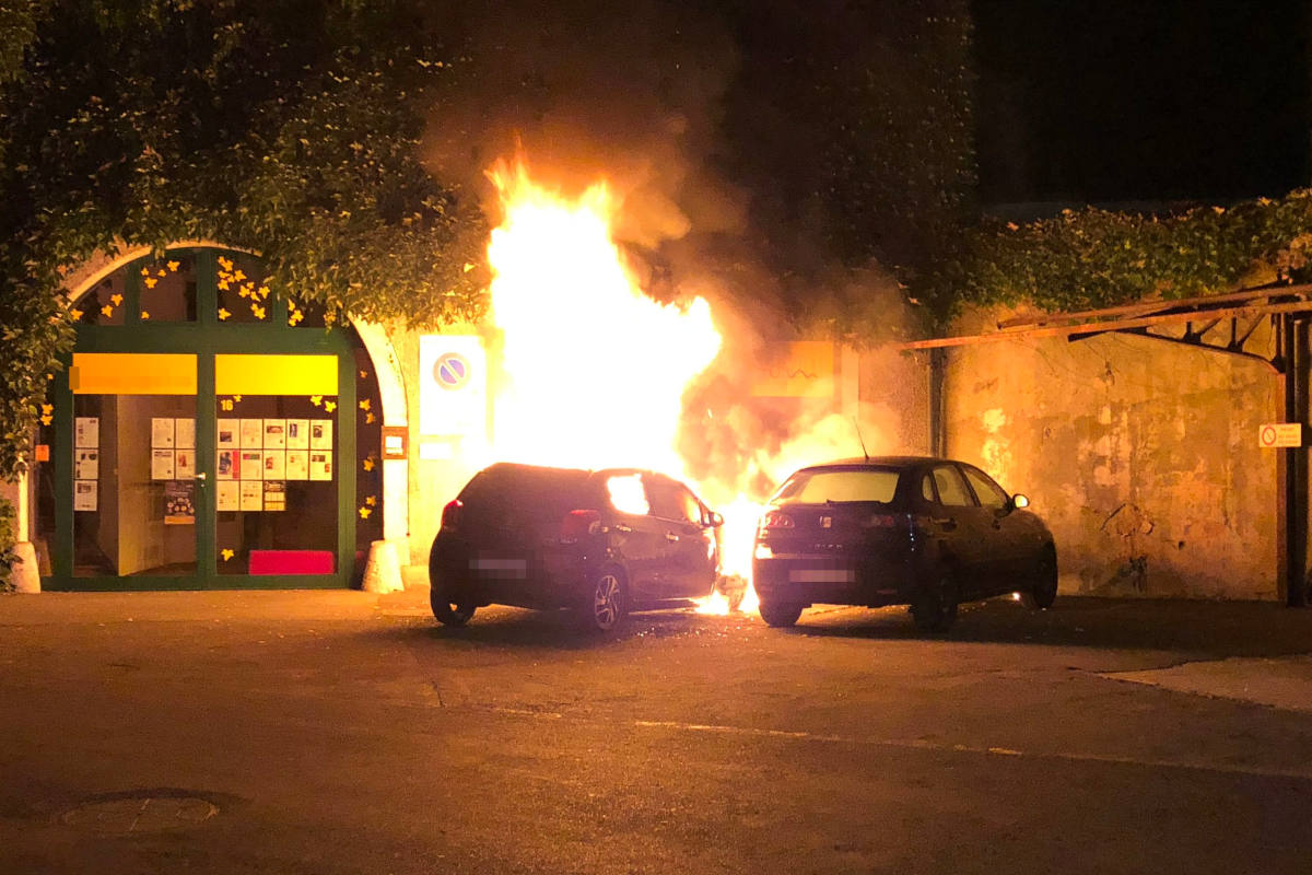 Stadt Solothurn - Lagerhalle und Fahrzeug in Brand geraten