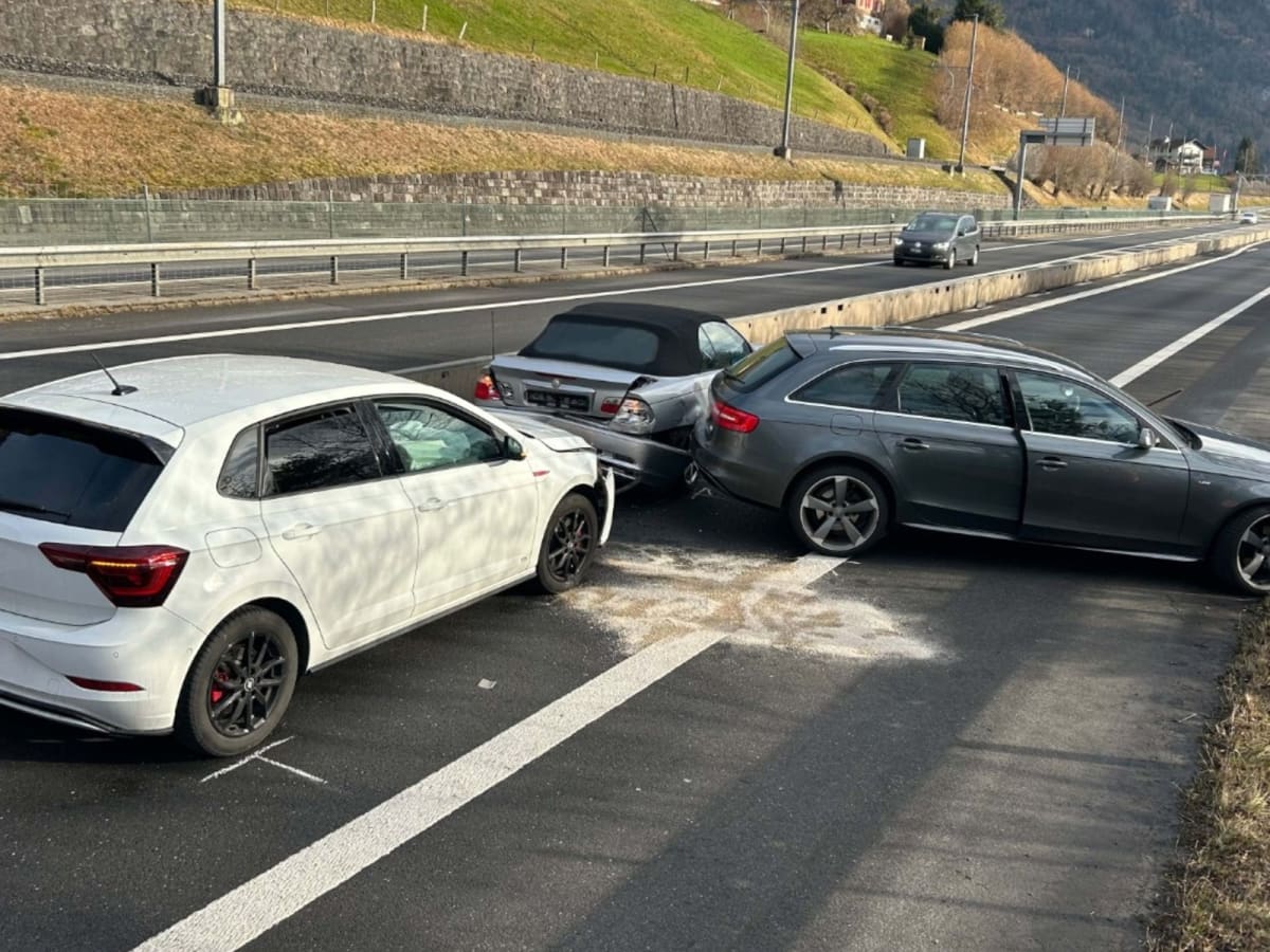 Alpnachstad OW - Drei Fahrzeuge in Unfall auf A8 verwickelt 