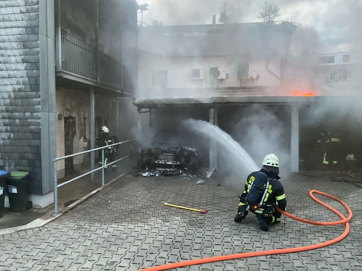 Mülheim an der Ruhr – Brand von Pkw greift auf Wohnhaus über