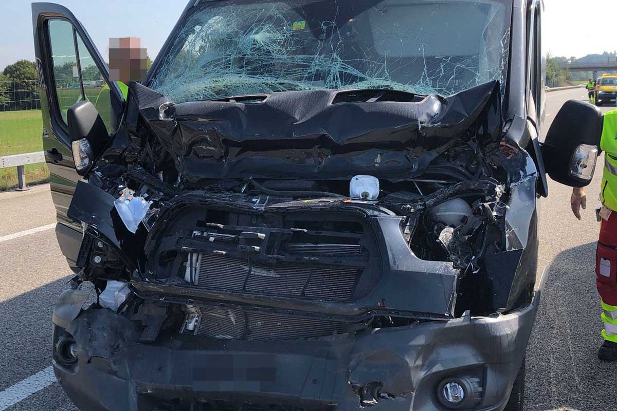 Härkingen SO - Lieferwagen kracht in LKW - Zwei Personen erheblich verletzt