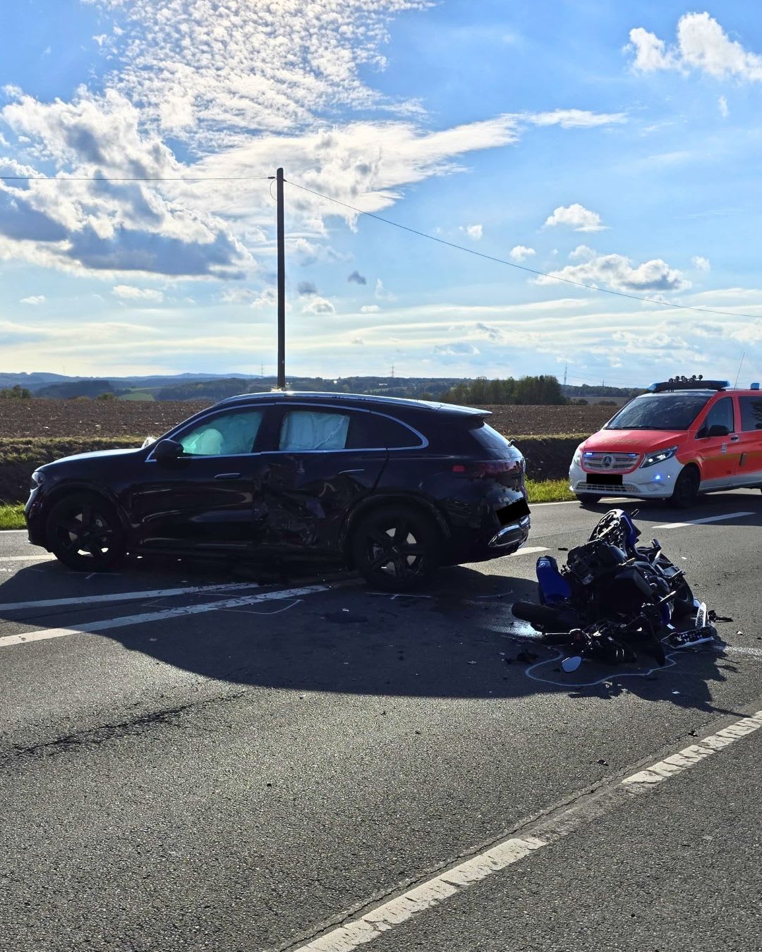 Ense – Ein Schwerverletzter nach Unfall von Auto und Motorrad