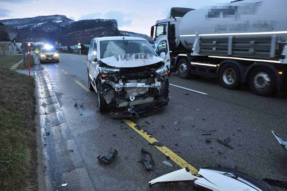 Laupersdorf SO – Heftige Auffahrkollision zwischen zwei Lieferwagen