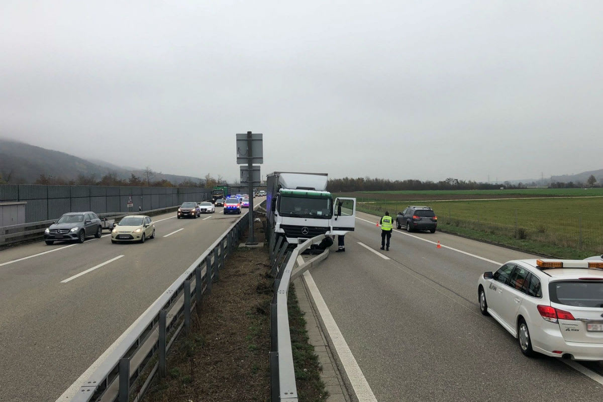 A1/Oensingen SO - Lastwagen durchbricht Leiteinrichtung