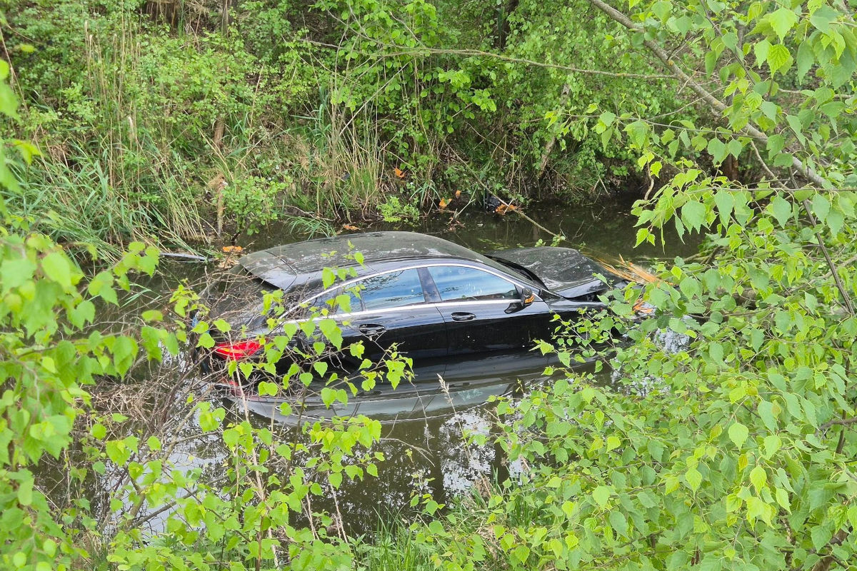 Unfall in Groißenbrunn – Auto entwurzelt Baum und stürzt in Bachbett
