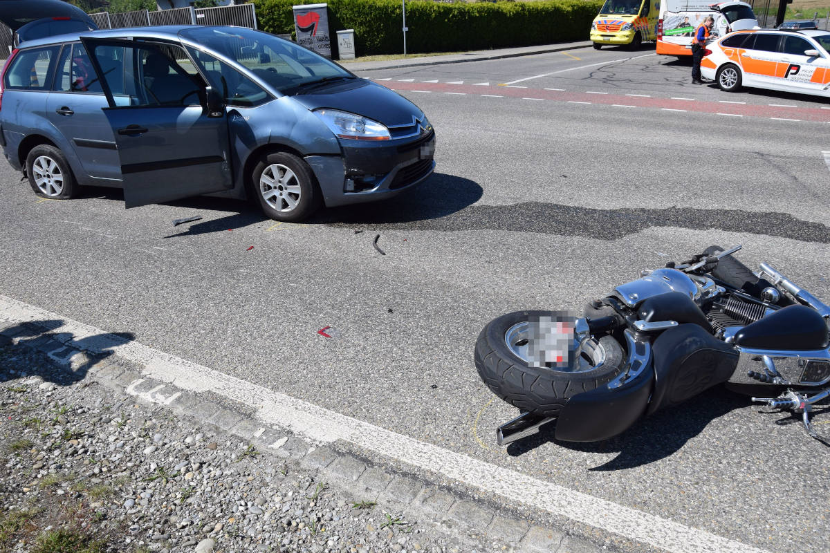Biberist SO – Kollision zwischen Motorrad und zwei Autos