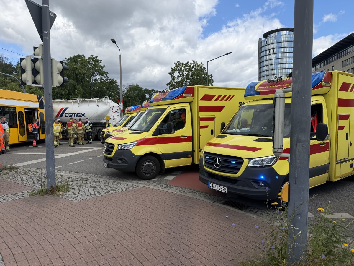 Schwerer Unfall in Dresden – Straßenbahn kollidiert mit Sattelzug