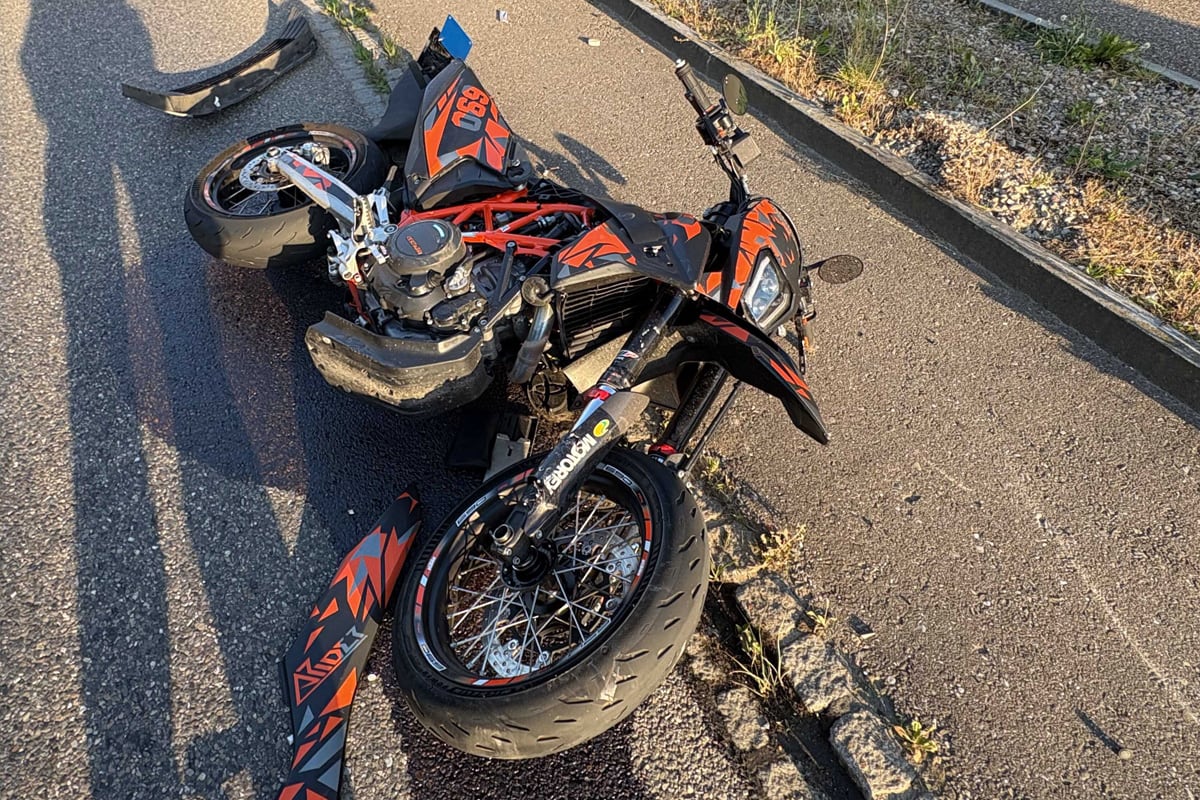 Frick AG – Töfffahrer bei Kollision mit Auto verletzt
